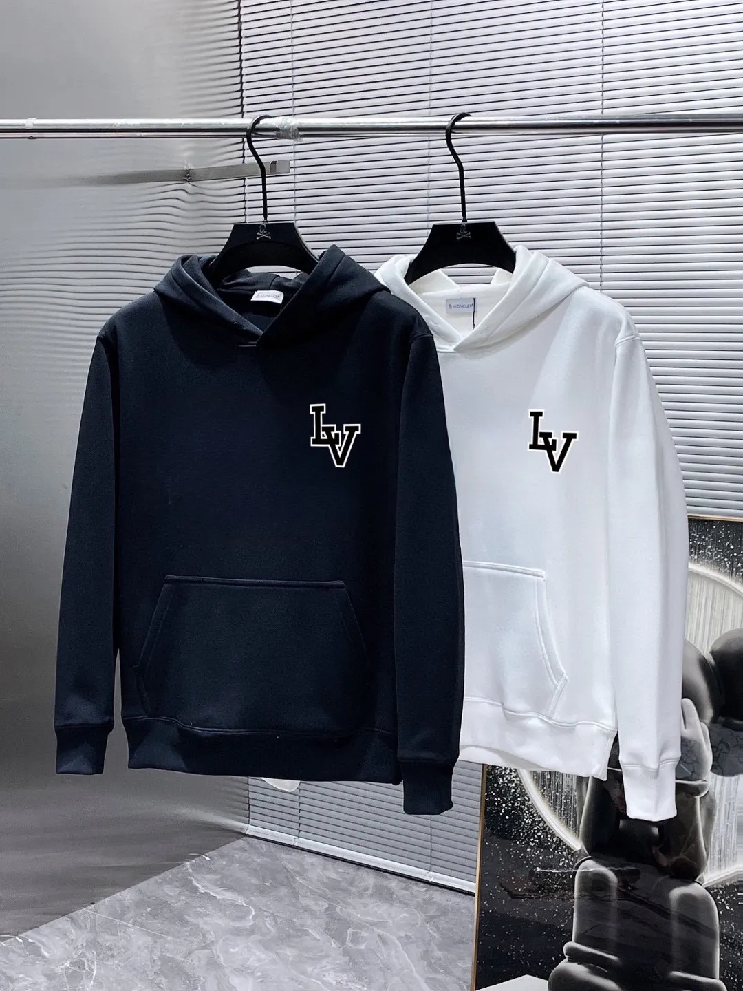 🅿️240 brand [LV Louis Vuitton] (good news for fat people) 2025ss autumn latest long-sleeved round-neck sweatshirt, on sale simultaneously on the official website. Refreshing and breathable. Made of top Tencel Roman. Comfortable and soft. 3D three-dimensional clarity. Super fashion sense. Great for gifting and keeping for yourself. Size: M-5XL (can wear up to 220 pounds)